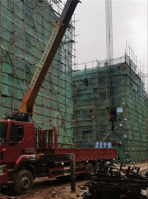 黎平县“慢工细活”—— 吊车的 “微动控制” 技术